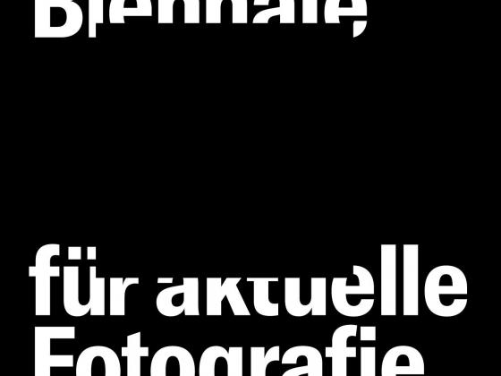 Logo der Biennale für aktuelle Fotografie
