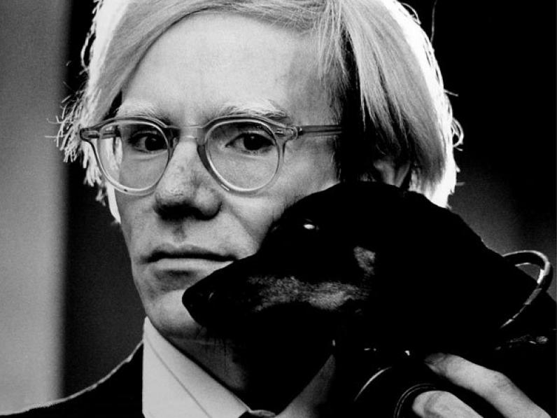 Fotoporträt von Andy Warhol mit Dackel Archie (1973), Foto: Jack Mitchell