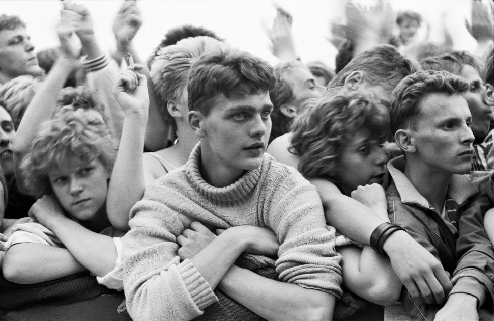 Harald Hauswald Schwarz-Weiß Foto von jungen Menschen auf einem Konzert in den 80ern in Berlin