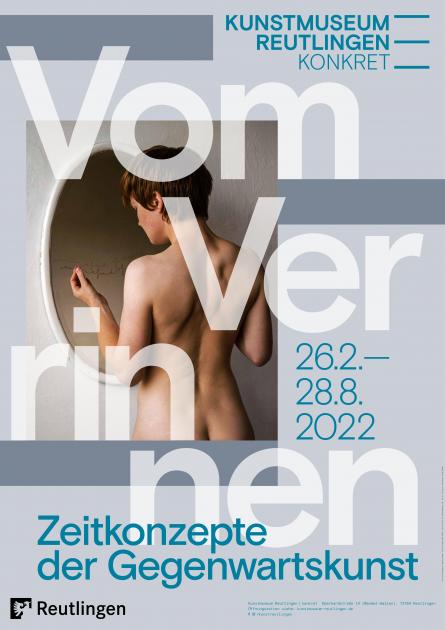 Plakat mit Schrift in grau, türkis und weiß; nackte Frau die in einen Spiegel sieht, Logo Kunstmuseum Reutlingen konkret oben rechts