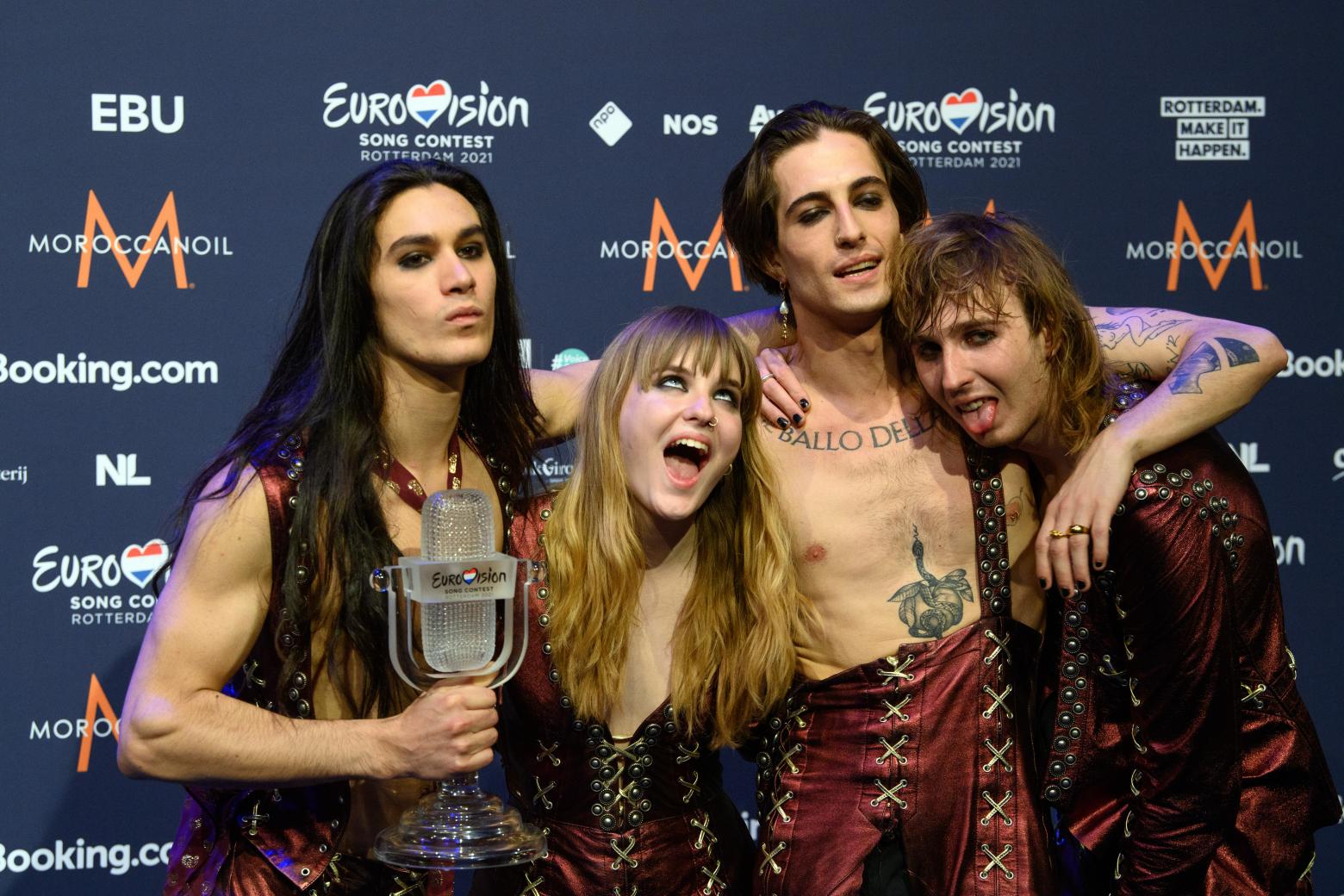 Von links: Gitarrist Ethan, Bassistin Victoria, Sänger Damiano und Gitarrist Thomas von der Band Maneskin nach dem Gewinn des Eurovision Song Contest (ESC) in Rotterdam