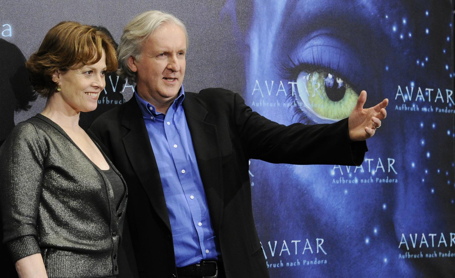 Die US-Schauspielerin Sigourney Weaver (l) und US-Regisseur James Cameron bei einem Photocall zur Vorstellung des Films "Avatar - Aufbruch nach Pandora". Vor mehr als einem Jahrzehnt schrieb Hollywoods Erfolgsregisseur James Cameron Kinogeschichte. Nun, nach sehr langer Pause, folgt 2022 Teil zwei