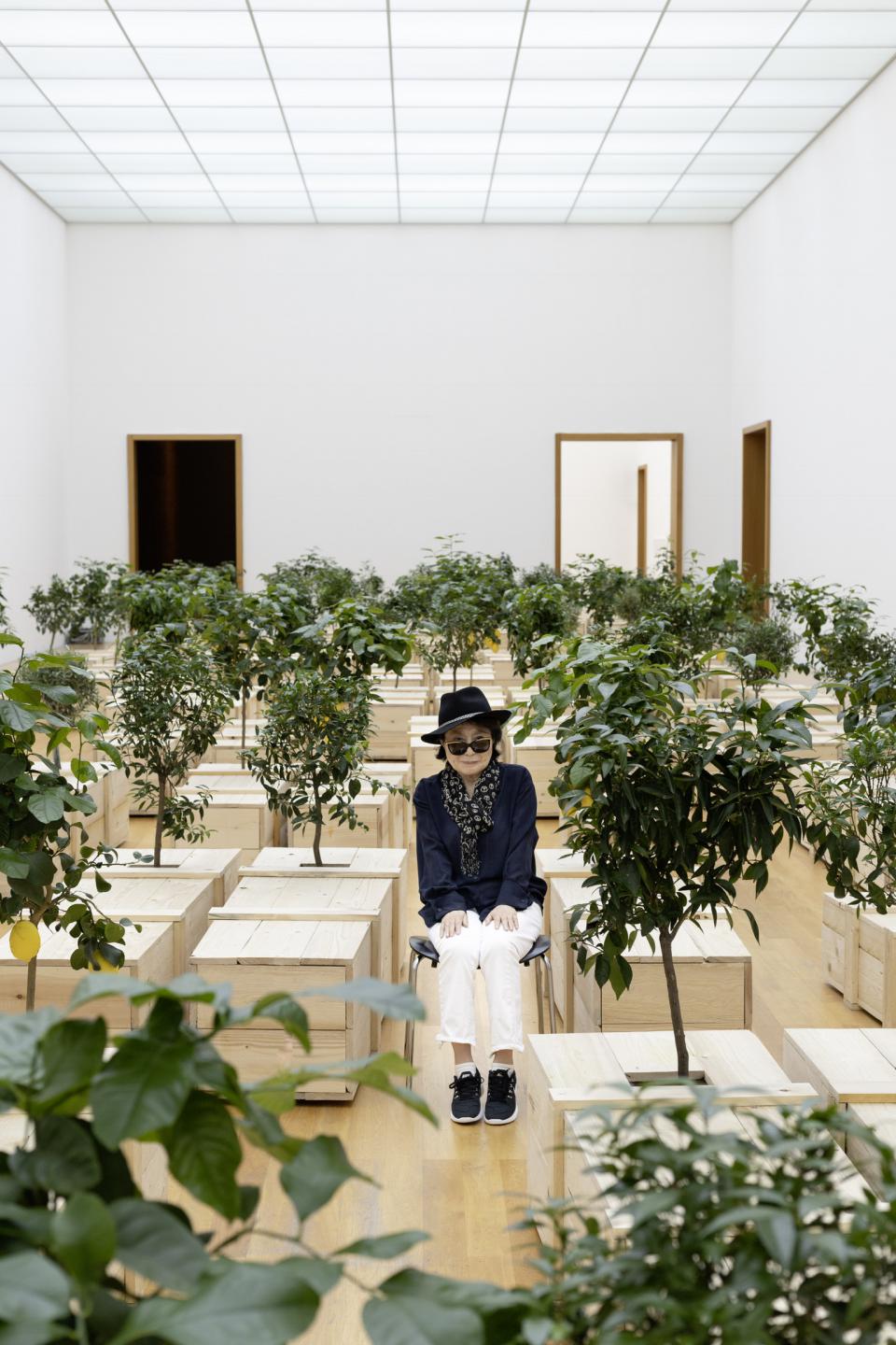 Yoko Ono in ihrer Ausstellung im Museum für bildende Künste Leipzig