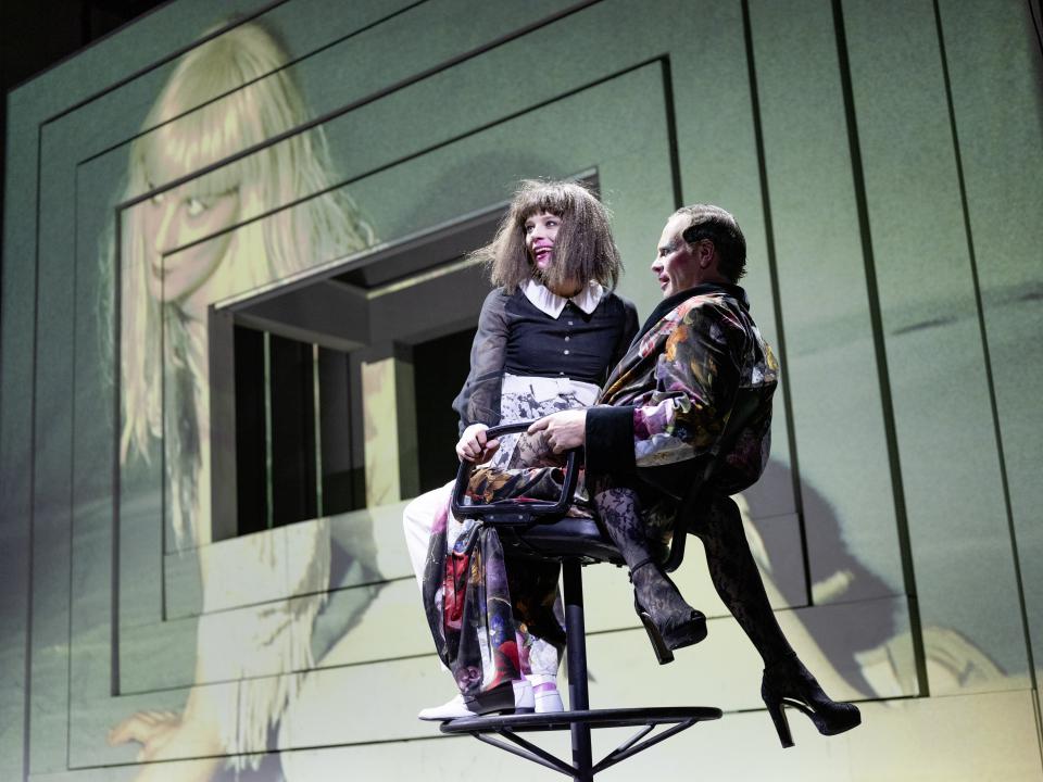Lilith Stangenberg und Jan Bluthardt in einer Szene von "Lulu" in der Inszenierung von Stefan Pucher an der Berliner Volksbühne
