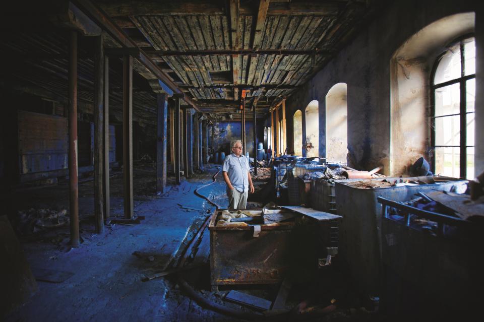 Gerd Bochmann in einer Halle seiner Blaufarbenfabrik