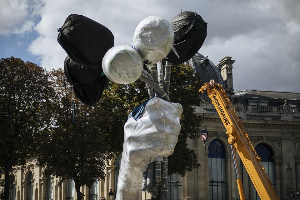 Das Kunstwerk «Bouquet of Tulips» des Künstlers Jeff Koons aus den USA steht während der Installation abgedeckt neben dem Museum Petit Palais