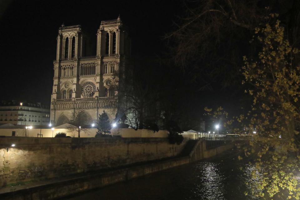  Leer und ausgebrannt: Die Pariser Kirche Notre Dame