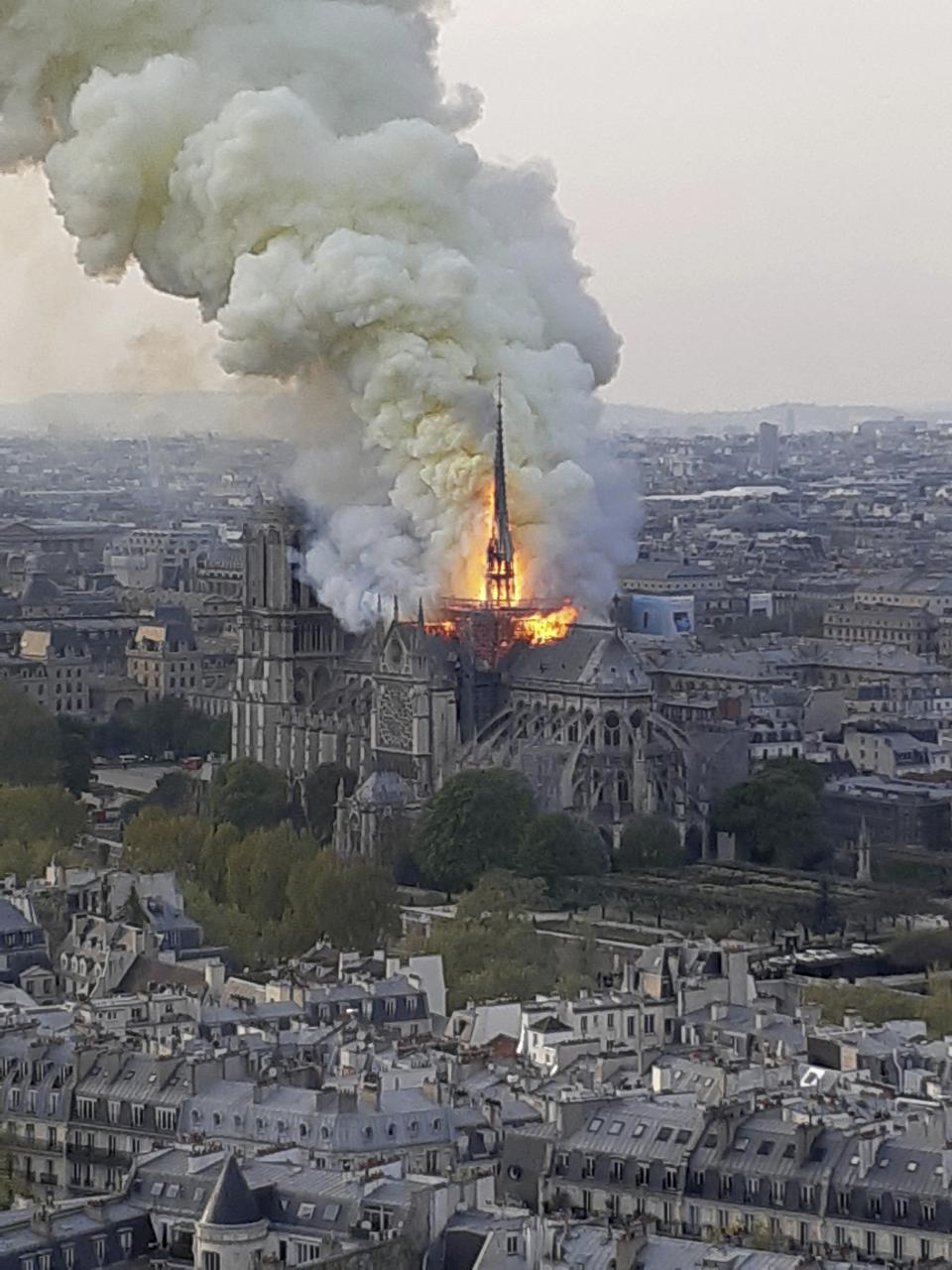 Notre Dame am 15. April 2019 in Flammen 