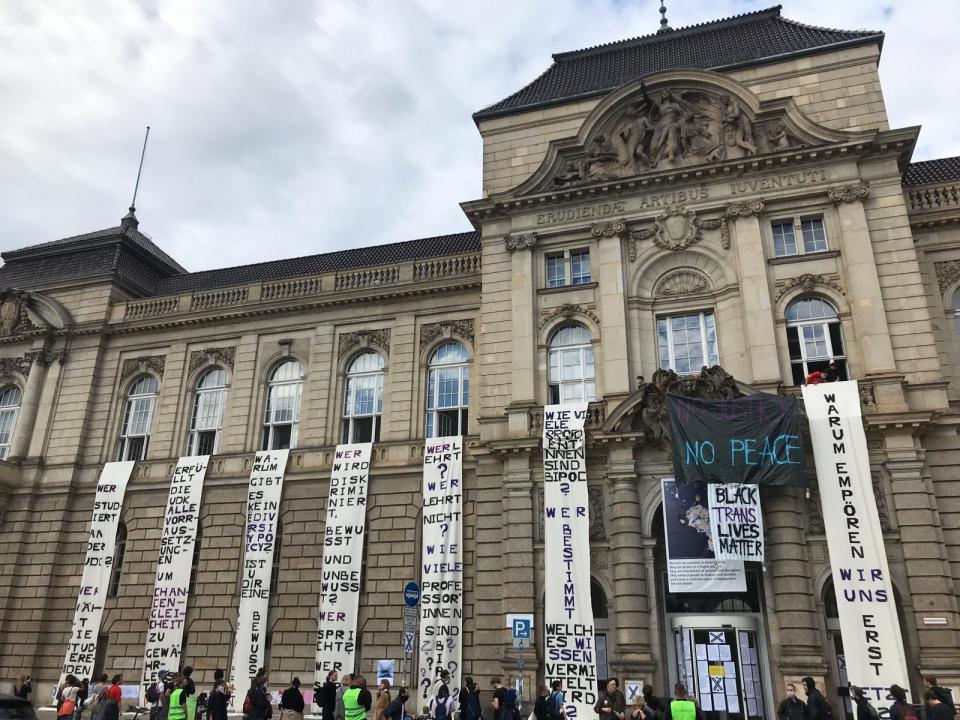 Protestbanner an der Aussenfassade der Berliner Universität der Künste