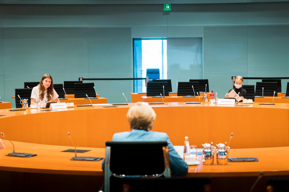 Bundeskanzlerin Angela Merkel (CDU) unterhält sich mit den Klimaktivistinnen Luisa Neubauer (l) und Greta Thunberg (r) im Internationalen Konferenzsaal des Bundeskanzleramts