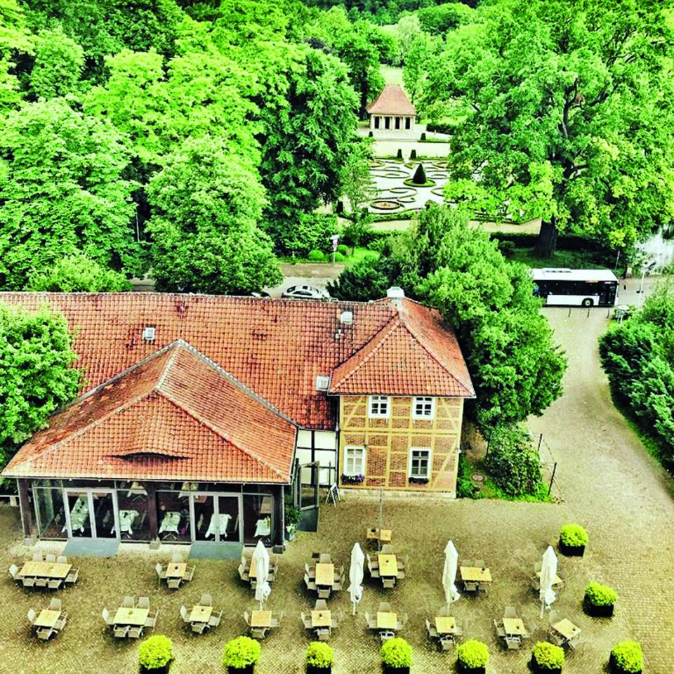 Restaurant im ehemaligen Pferdestall von Schloss Wolfsburg aus der Vogelperspektive