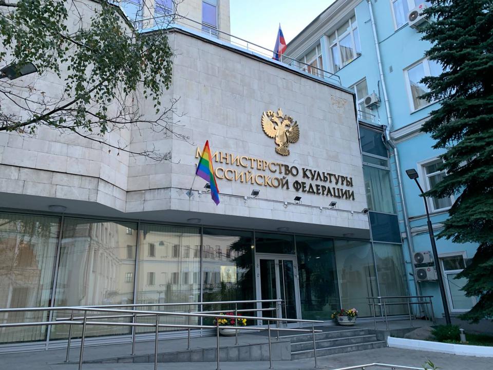 Regenbogenflagge am Gebäude des Kulturministeriums in Moskau