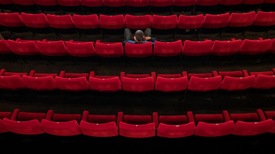  Ein Mann sitzt mit weitem Abstand zu anderen Gästen in einem Kinosaal der Zeise-Kinos in Hamburg