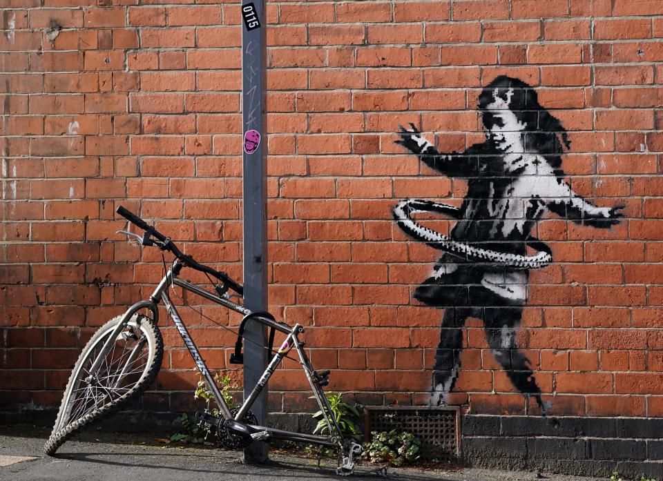Das neueste Banksy-Kunstwerk auf einer Backsteinfassade in Nottingham (Großbritannien) vor dem Fahrraddiebstahl, 2020