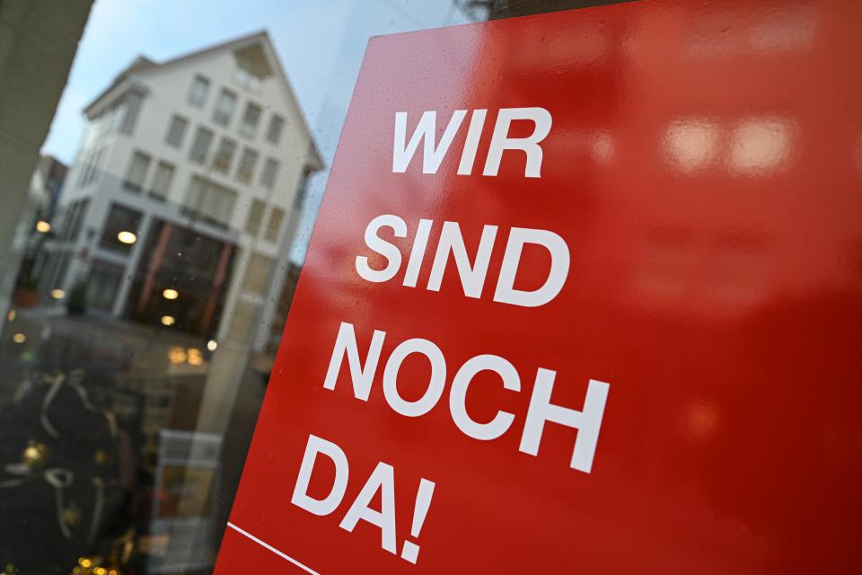 Der Neuanfang ist nur verschoben: Schild in der Fußgängerzone in Friedrichshafen