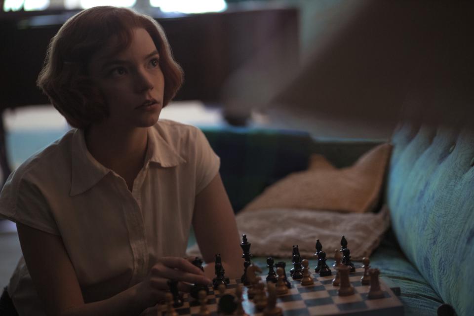 Anya Taylor-Joy als Beth Harmon in einer Szene der Netflix-Serie "Das Damengambit"