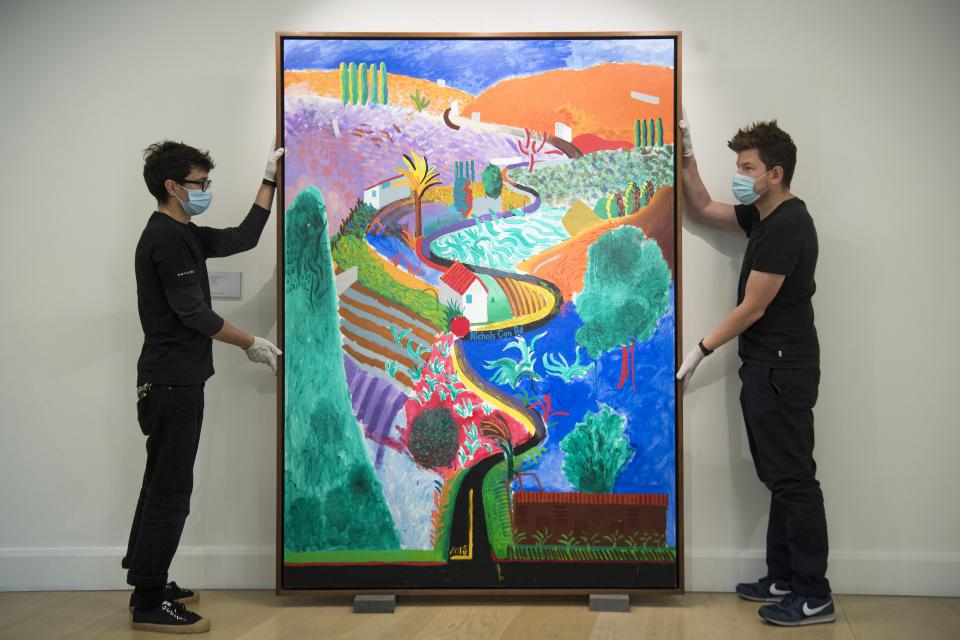 Mitarbeiter im Auktionshaus Phillips präsentieren während einer Vorschau das Gemälde «Nichols Canyon» des Künstlers David Hockney, 2020
