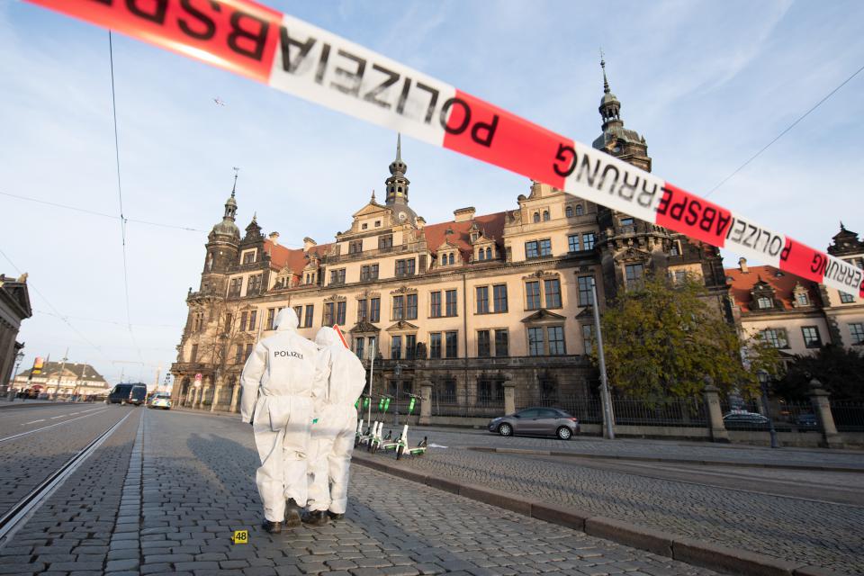 Mitarbeiter der Spurensicherung vor dem Residenzschloss Dresden nach dem Einbruch im Grünen Gewölbe im November 2019