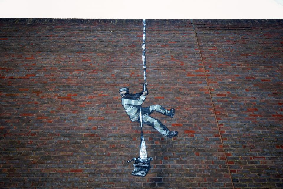 Banksy-Graffito an einem ehemaligen Gefängnis im britischen Reading