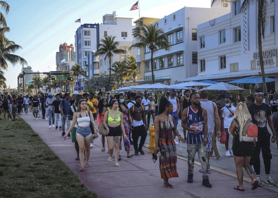 In der Pandemie eher verdächtig: Feiernde Jugendliche Ende März während des Spring Break in Miami Beach. Der US-Bundesstaat Florida verhängte den Notstand