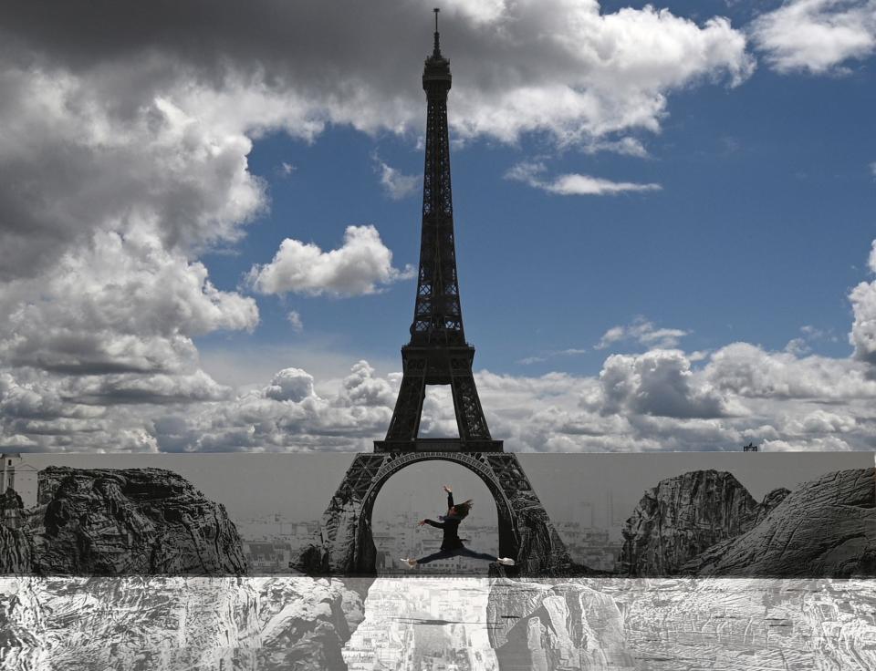 Die Esplanade des Droits De L'homme vor dem Eiffelturm in Paris, wo ein riesiges Kunstwerk des französischen Straßenkünstlers und Fotografen Jean Rene, alias JR, zu sehen ist