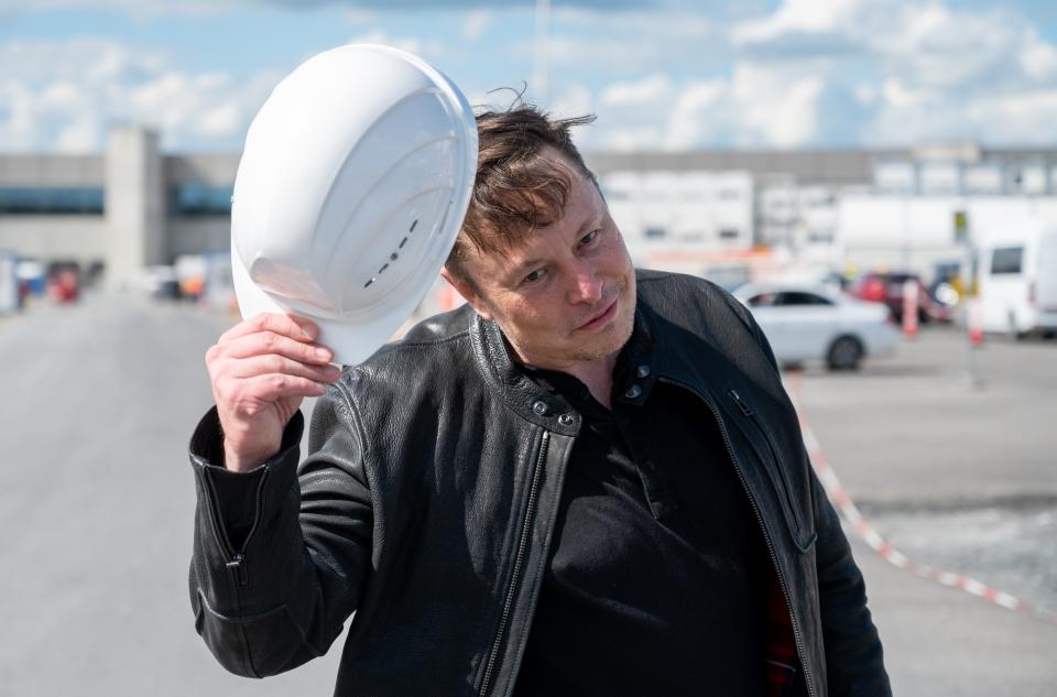 Tesla-Gründer Elon Musk beim Besuch auf seiner Fabrik-Baustelle in Grünheide Mitte Mai
