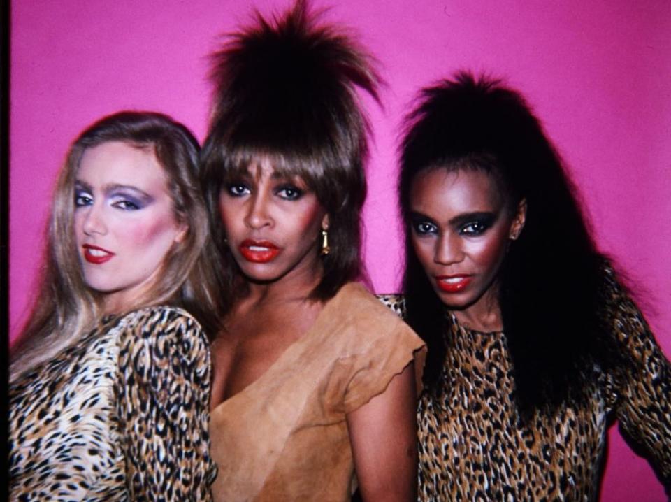 Sängerin Tina Turner (Mitte) mit Tänzerinnen in den frühen 80er-Jahren in einer Szene des Dokumentarfilms "Tina"