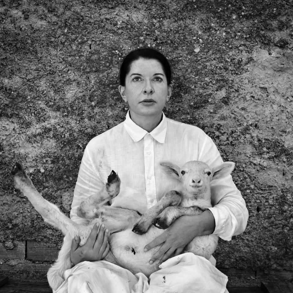 Marina Abramović  "Portrait with White Lamb", aus der Serie "Back to Simplicity", 2010
