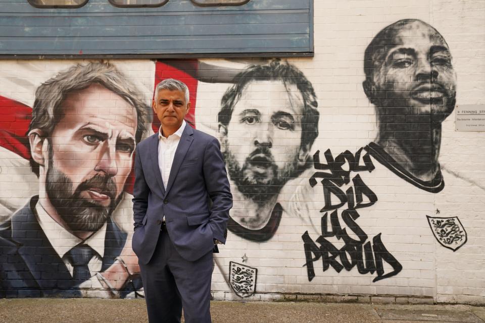 Sadiq Khan, Bürgermeister von London, steht bei der Enthüllung des Wandbildes von Englands Gareth Southgate (l-r), Harry Kane und Raheem Sterling im Vinegar Yard