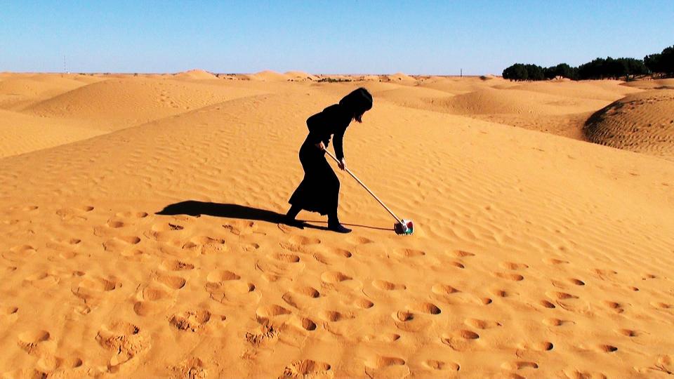 Hanae Utamura "Wiping the Sahara Desert", Secret performances series,Tunesia, 2010, Teil des Festivals "Strike a Pose"