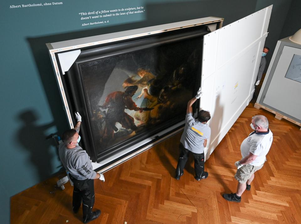 Mitarbeiter der Internationalen Spedition Hasenkamp verpacken das Rembrandt-Gemälde "Die Blendung Simsons" (1636) im Städel in eine Spezialkiste