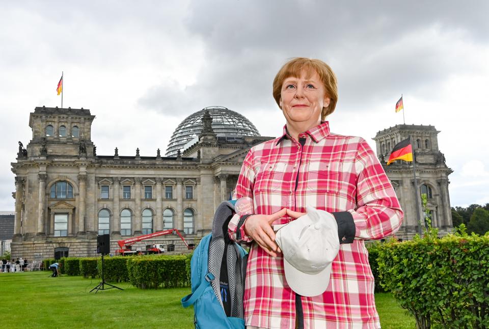 Madame Tussauds Wachsfigur von Angela Merkel im Freizeitlook bei einem Pressetermin vor dem Reichstagsgebäude in Berlin