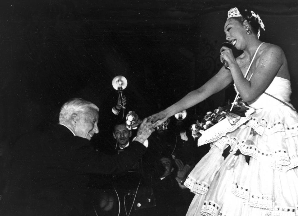 Charlie Chaplin, britischer Schauspieler und Regisseur, gratuliert Josephine Baker nach ihrem Auftritt bei der Wohltätigkeitsgala "Le Bal des Petits Lits Blancs" im Moulin Rouge, Paris, 1953