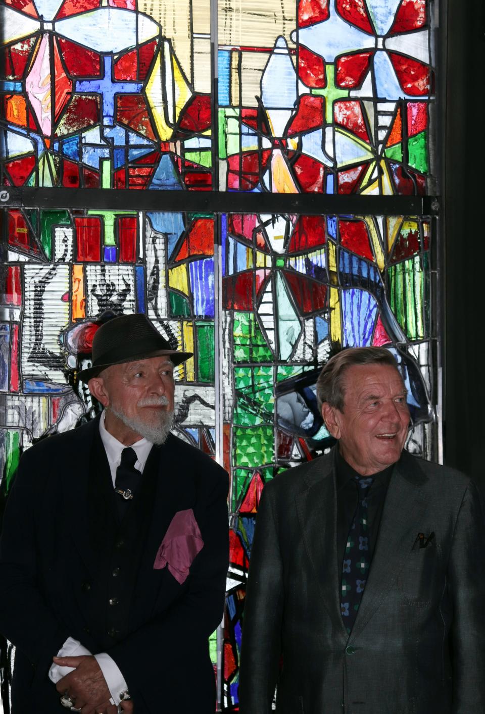 Altkanzler Gerhard Schröder (r.) und der Künstler Markus Lüpertz vor dem Marktkirchenfenster
