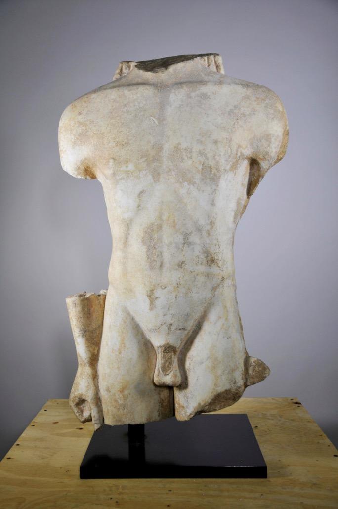 Beschlagnahmte Kouros-Statue (Jüngling) aus Böotien aus der Zeit um 560 v. Ch. stammend
