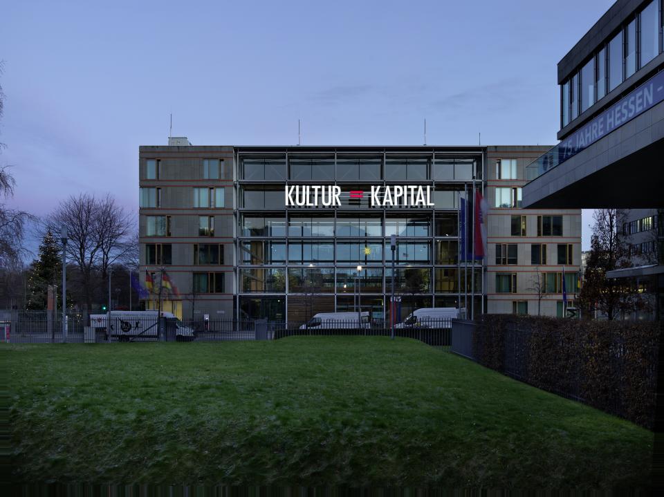 Alfredo Jaar "Kultur = Kapital", 2021, an der Fassade der Niedersächsischen Landesvertretung in Berlin 
