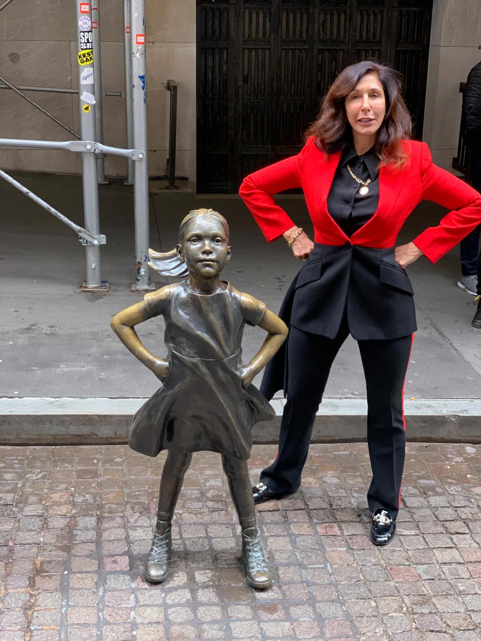  "Fearless Girl" und Kristen Visbal, Bildhauerin und Schöpferin der Statue