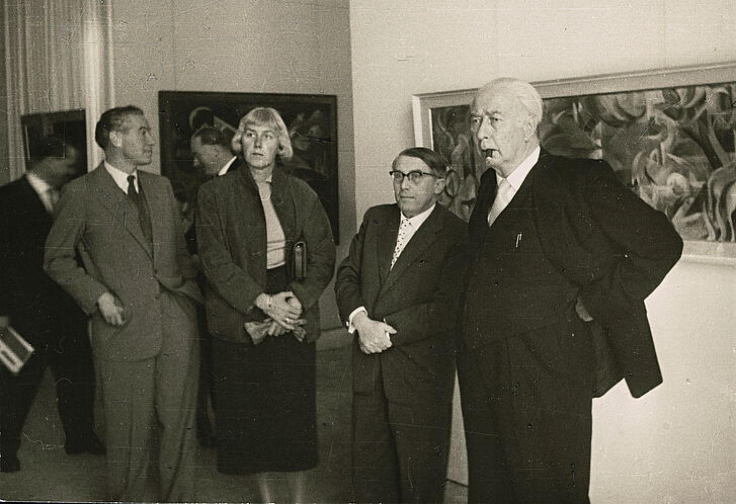 Bundespräsident Theodor Heuss auf der ersten documenta, links neben ihm: Arnold Bode