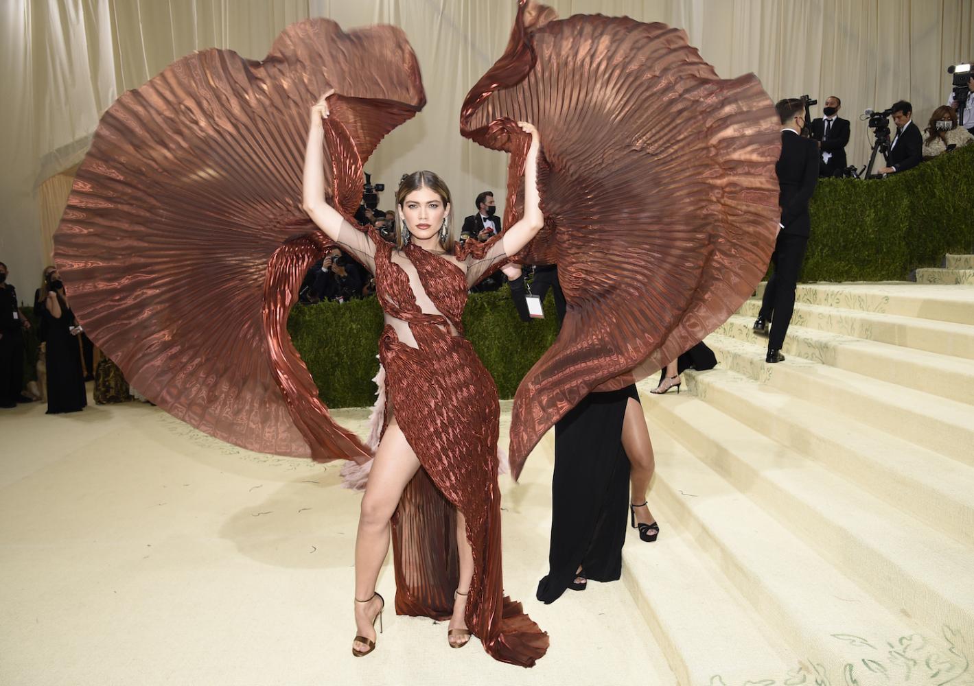Valentina Sampaio kommt zur Benefizgala des Costume Institute des Metropolitan Museum of Art 