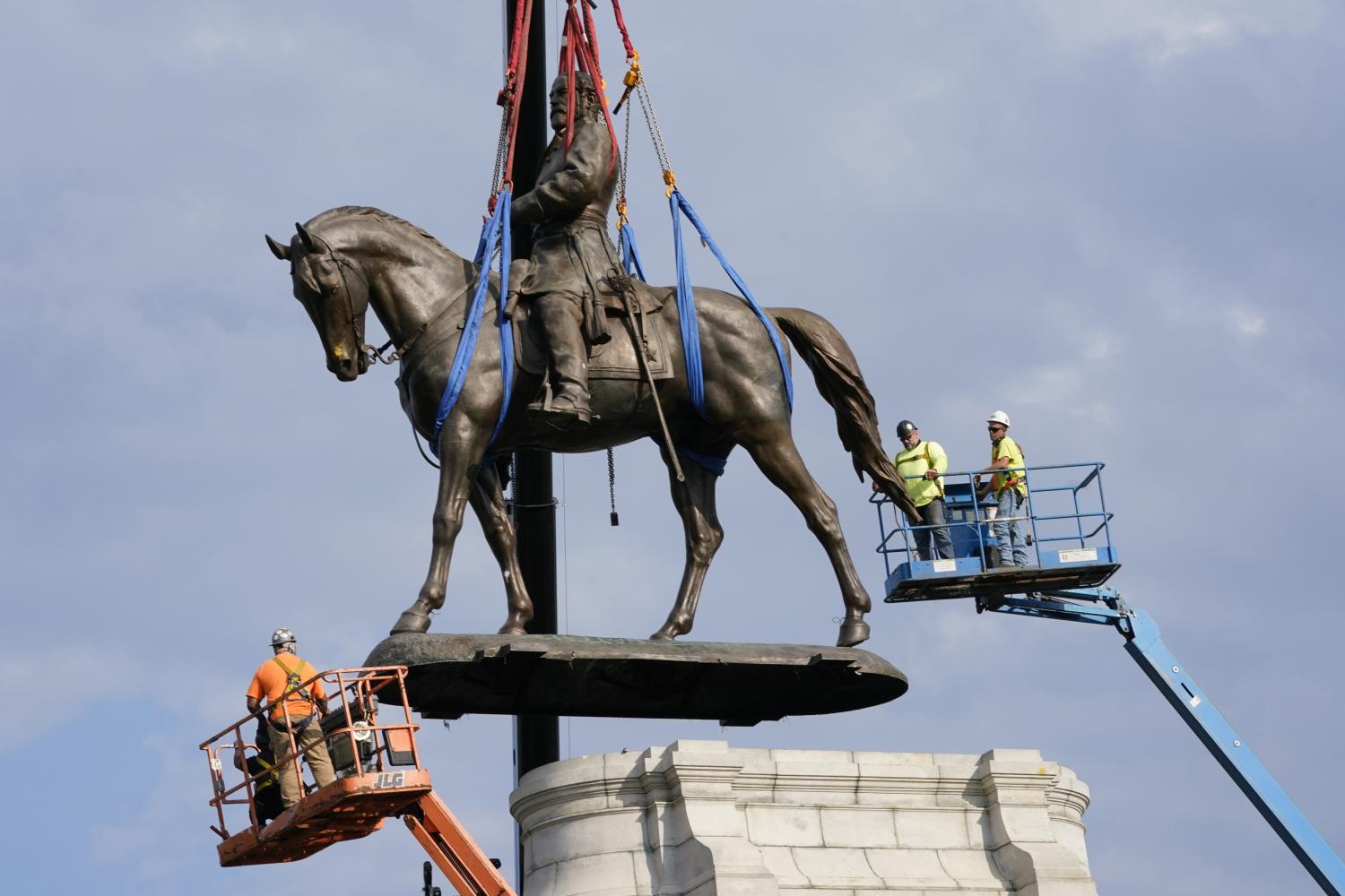 Arbeiter entfernen die Bronzefigur des Südstaaten-Generals Robert Edward Lee auf der Monument Avenue in Richmond.Im Sockel wurde eine Zeitkapsel gefunden, die nun geöffnet wurde