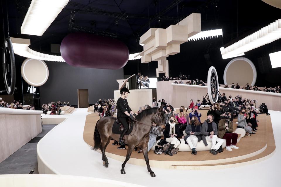 Model Charlotte Casiraghi eröffnet auf einem Pferd die Chanel Frühjahr-Sommer 2022 Haute Couture Kollektion auf der Pariser Fashion Week